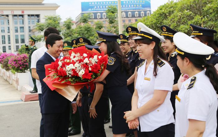Đại diện các cơ quan liên ngành tại Cửa khẩu Quốc tế Lào Cai chào đón đoàn công tác và tặng hoa chúc mừng.