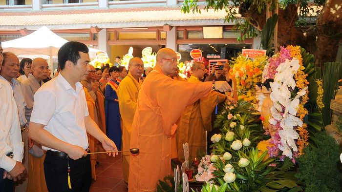 Thượng tọa Thích Minh Huy - Phó Trưởng Ban Thường trực Ban Trị sự Giáo hội Phật giáo Việt Nam tỉnh cùng các đại biểu thực hiện nghi lễ tắm Phật đản sinh.