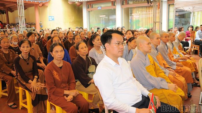 Đông đảo tăng ni, phật tử và đại biểu tham dự lễ.
