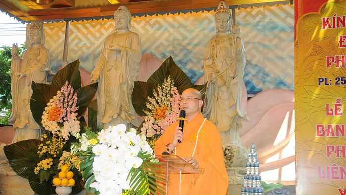 Thượng tọa Thích Minh Huy - Phó Trưởng Ban Thường trực Ban Trị sự Giáo hội Phật giáo Việt Nam tỉnh phát biểu tại lễ Phật đản Phật lịch 2570.