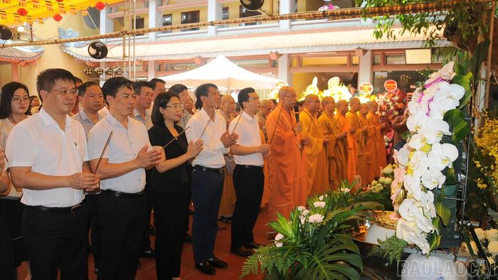 Nhiều nghi thức truyền thống mừng ngày Đức Phật đản sinh được cử hành, thu hút đông đảo phật tử về tham dự và chiêm bái.