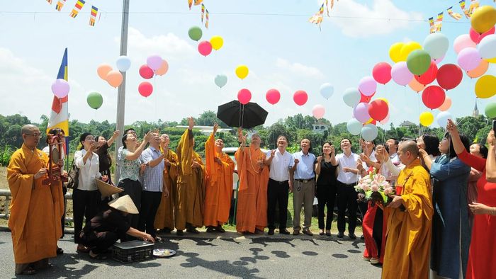 Các đại biểu, tăng ni và Phật tử thực hiện nghi thức thả chim bồ câu và bóng bay, cầu nguyện quốc thái dân an.