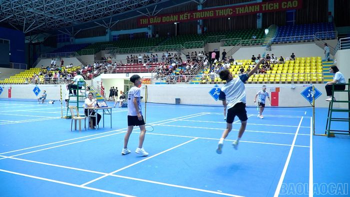 Ở môn cầu lông, các vận động viên tranh tài theo 4 nhóm tuổi.