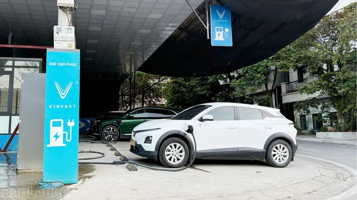 Các trạm sạc tại phường Lào Cai luôn chạy hết công suất.