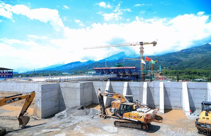 Dự án cầu đường bộ qua sông Hồng Bát Xát - Bá Sái đang được đẩy nhanh tiến độ.