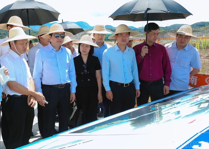 Đồng chí Dương Quốc Huy đề nghị các nhà thầu, đơn vị thi công và cơ quan chức năng phía Trung Quốc tiếp tục phối hợp chặt chẽ với các cơ quan của tỉnh Lào Cai để đẩy nhanh tiến độ thực hiện dự án, phấn đấu hợp long cầu vào ngày 30/8/2026
