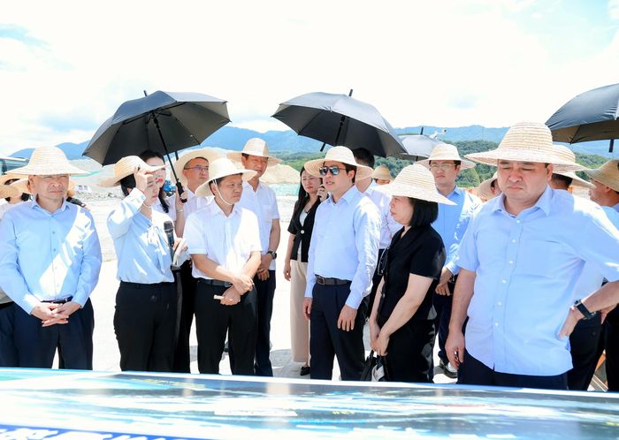 Đồng chí Bí thư Tỉnh ủy và đoàn công tác tỉnh Lào Cai nghe báo cáo tiến độ thi công dự án cầu đường bộ qua sông Hồng Bát Xát, Việt Nam - Bá Sái,Trung Quốc.