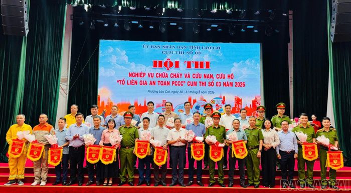 Ban tổ chức trao cờ lưu niệm cho các đội thi.