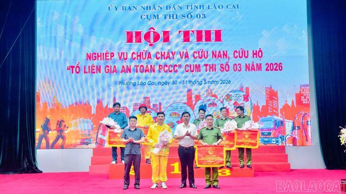Ban tổ chức trao giải Nhất cho đội thi phường Lào Cai.