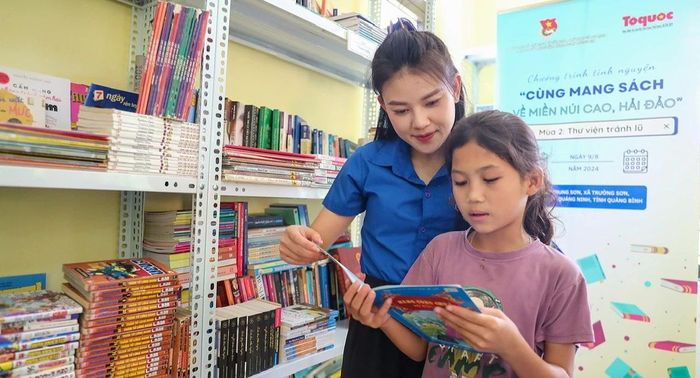 Nhiều bậc cha mẹ đã hướng cho con đọc sách trong dịp hè.