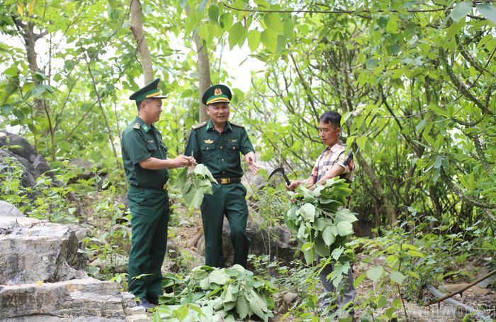 Bộ đội biên phòng luôn quan tâm, giúp đỡ gia đình anh Sóa trong cuộc sống.
