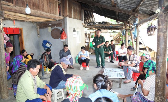 Cán bộ, chiến sĩ Đồn Biên phòng Si Ma Cai thường xuyên bám sát địa bàn, tuyên truyền, vận động người dân chấp hành chủ trương của Đảng, chính sách, pháp luật của Nhà nước.