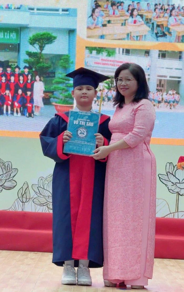 Đăng Anh học ở trường công lập.