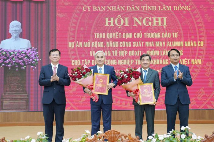 Lãnh đạo tỉnh Lâm Đồng trao chủ trương đầu tư các dự án cho Tập đoàn Công nghiệp Than - Khoáng sản Việt Nam