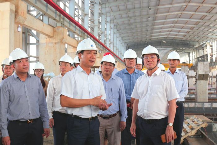 Ủy viên Ban Chấp hành Trung ương Đảng, Phó Bí thư Tỉnh ủy, Chủ tịch UBND tỉnh Hồ Văn Mười kiểm tra tiến độ dự án Điện phân nhôm Đắk Nông