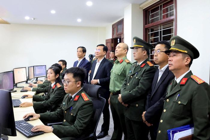Lãnh đạo tỉnh tham quan Trung tâm Giám sát an toàn, an ninh mạng tập trung Công an tỉnh. Ảnh tư liệu