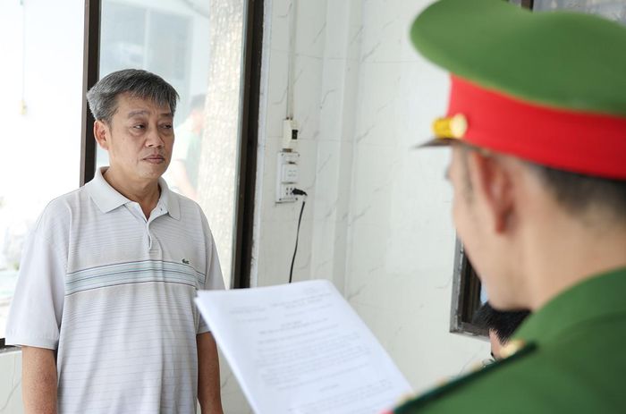 Cơ quan Công an tống đạt các quyết định và lệnh đối với Nguyễn Huy Đạt.