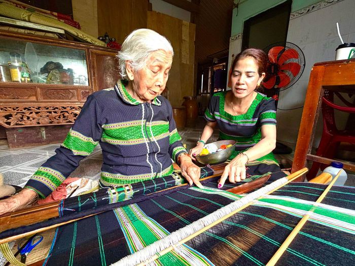 NNND H'Jang hướng dẫn phụ nữ trong bon Đắk B'lao dệt thổ cẩm truyền thống dân tộc M'nông