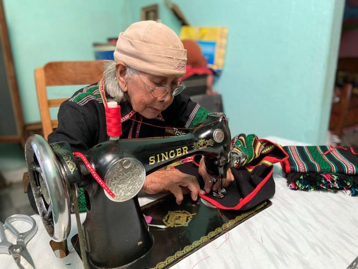 Ngoài dệt thổ cẩm truyền thống, bà còn khéo tay may các sản phẩm thổ cẩm như váy, áo, túi đeo...