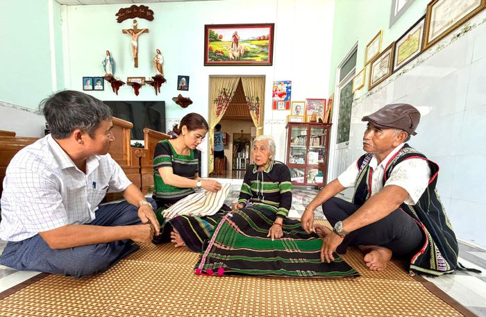 Từ chỗ chỉ dệt phục vụ gia đình, đến nay, các sản phẩm thổ cẩm do bà H'Jang tạo ra được người dân, khách hàng đón nhận