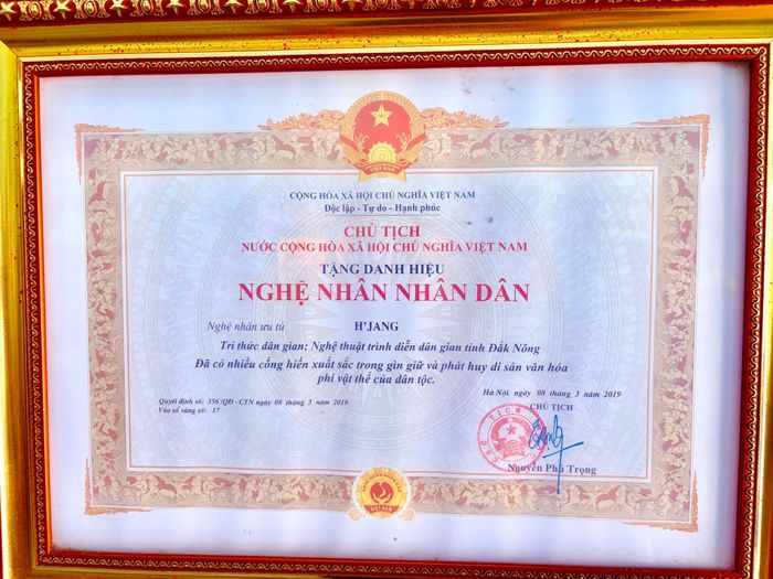 Năm 2019, bà H'Jang được Chủ tịch nước phong tặng danh hiệu Nghệ nhân Nhân dân trong lĩnh vực di sản văn hóa phi vật thể