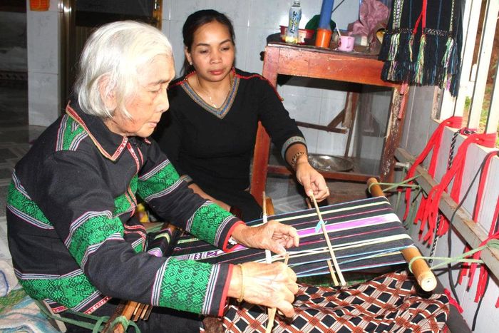 7 thập kỷ trôi qua, NNND H'Jang vẫn bền bỉ dệt thổ cẩm và truyền nghề cho thế hệ trẻ
