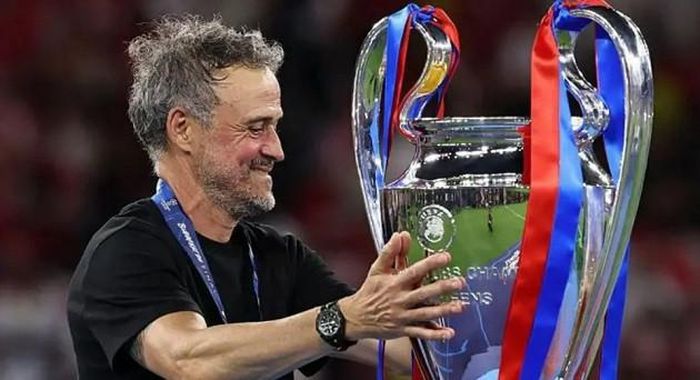 Enrique xứng đáng được PSG dựng tượng.