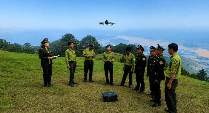 Cán bộ kiểm lâm ứng dụng thiết bị số, định vị hiện trường phục vụ công tác quản lý, bảo vệ rừng