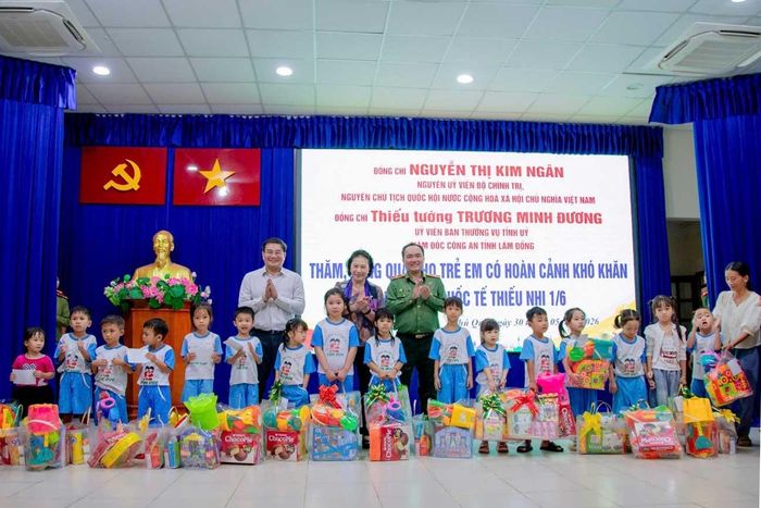 Đồng chí Nguyễn Thị Kim Ngân, nguyên Ủy viên Bộ Chính trị, nguyên Chủ tịch Quốc hội nước Cộng hòa xã hội chủ nghĩa Việt Nam và Thiếu tướng Trương Minh Đương, Ủy viên Ban Thường vụ Tỉnh ủy, Bí thư Đảng ủy, Giám đốc Công an tỉnh Lâm Đồng tặng quà, trao học bổng cho các em thiếu nhi