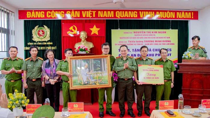 Đồng chí Nguyễn Thị Kim Ngân, nguyên Ủy viên Bộ Chính trị, nguyên Chủ tịch Quốc hội nước Cộng hòa xã hội chủ nghĩa Việt Nam và Thiếu tướng Trương Minh Đương, Ủy viên Ban Thường vụ Tỉnh ủy, Bí thư Đảng ủy, Giám đốc Công an tỉnh Lâm Đồng trao quà cho Công an Đặc khu Phú Quý