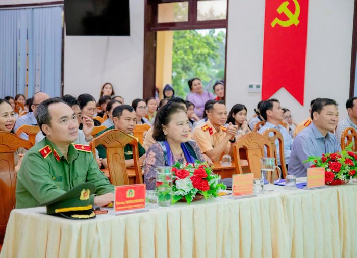 Đồng chí Nguyễn Thị Kim Ngân, nguyên Ủy viên Bộ Chính trị, nguyên Chủ tịch Quốc hội và Thiếu tướng Trương Minh Đương, Ủy viên Ban Thường vụ Tỉnh ủy, Bí thư Đảng ủy, Giám đốc Công an tỉnh Lâm Đồng tham dự chương trình