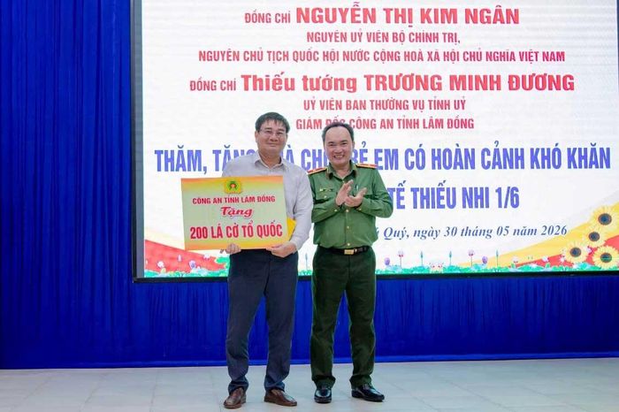 Thiếu tướng Trương Minh Đương, Ủy viên Ban Thường vụ Tỉnh ủy, Bí thư Đảng ủy, Giám đốc Công an tỉnh Lâm Đồng tặng 200 lá cờ Tổ quốc cho cấp ủy, chính quyền Đặc khu Phú Quý