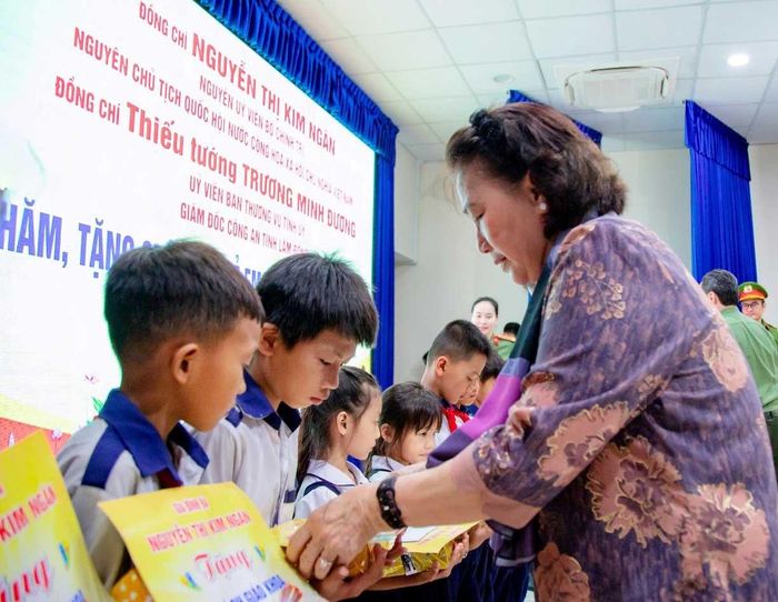 Đồng chí Nguyễn Thị Kim Ngân, nguyên Ủy viên Bộ Chính trị, nguyên Chủ tịch Quốc hội nước Cộng hòa xã hội chủ nghĩa Việt Nam tặng quà cho các em thiếu nhi