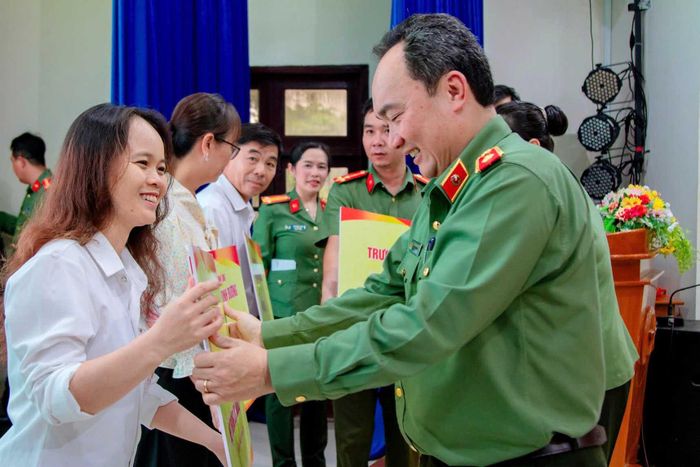 Thiếu tướng Trương Minh Đương, Ủy viên Ban Thường vụ Tỉnh ủy, Bí thư Đảng ủy, Giám đốc Công an tỉnh Lâm Đồng tặng hệ thống lọc nước cho các trường học