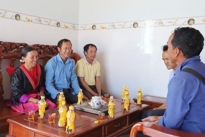 Mỗi khi nhà có tiệc, người dân bản Sín Chải đều tiếp khách bằng nước ngọt hoặc trà