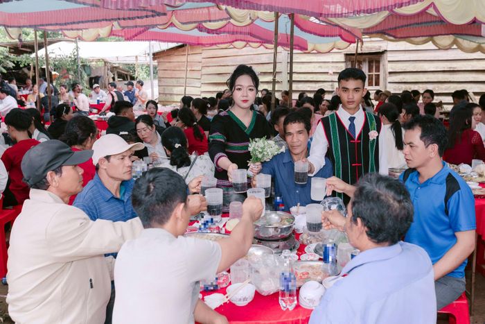 Các bàn tiệc trong đám cưới tại bon Mê Ra không sử dụng đồ uống có cồn (Ảnh: Điểu Lâm)
