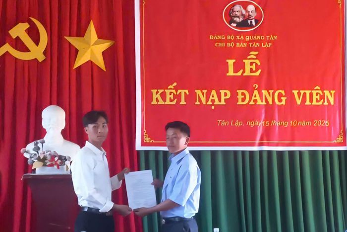 Năm 2024 - 2025, Chi bộ bản Tân Lập kết nạp 3 đảng viên mới (Ảnh: Bí thư Chi bộ bản Tân Lập trao Quyết định kết nạp đảng cho đảng viên mới Sùng A Sù)