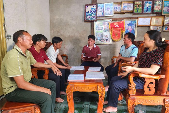 Một buổi sinh hoạt định kỳ của Chi bộ bản Ninh Hòa, xã Quảng Tân