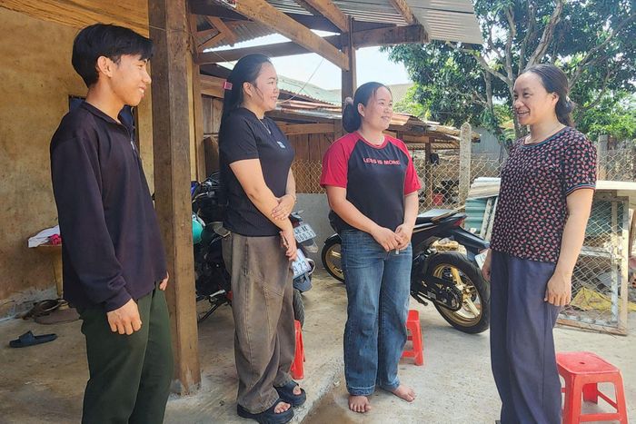 Chi ủy viên bản Ninh Hòa Mùa Thị Chu (ngoài cùng bên phải) động viên phụ nữ, thanh niên thực hiện tốt kế hoạch hóa gia đình, không vi phạm pháp luật để có thời gian lao động, sản xuất, phát triển kinh tế
