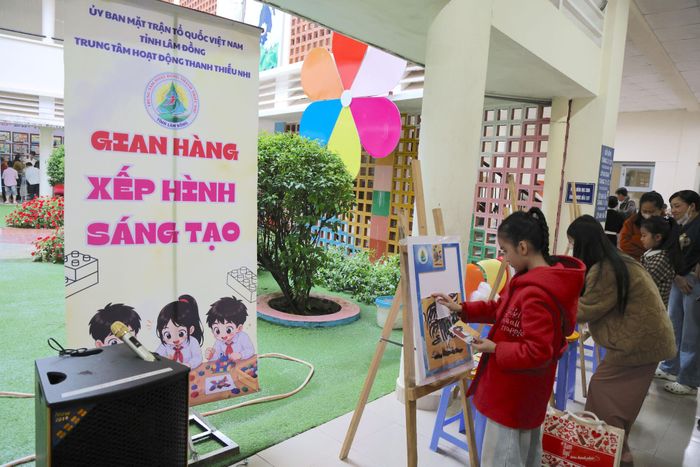 Các em thiếu nhi tham gia hoạt động trải nghiệm kỹ năng trong ngày hội