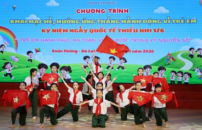 Màn trình diễn nhảy hiện đại mang đến không khí vui tươi, hào hứng cho ngày hội của thiếu nhi