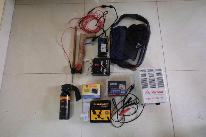 Bộ công cụ kích điện, súng tự chế, bình xịt hơi cay mà các đối tượng sử dụng phục vụ hành vi trộm chó ở Đà Lạt