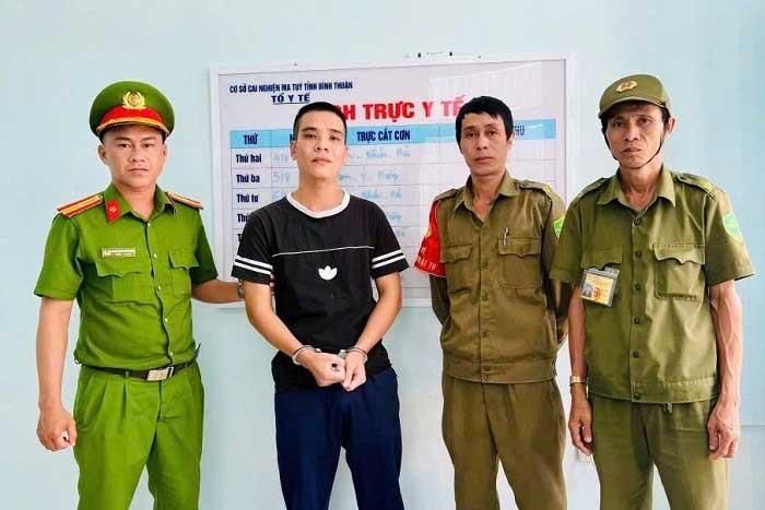 Công an thi hành lệnh bắt bị can để tạm giam đối với Võ Trung Tuyển, ngụ phường Hàm Thắng để điều tra về hành vi trộm cắp tài sản
