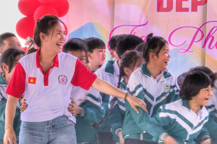 Câu lạc bộ Thiện nguyện Hòa Tâm (xã Tân Hà Lâm Hà) tổ chức các trò chơi giúp các em tại Trung tâm Hỗ trợ phát triển giáo dục hòa nhập tỉnh vui vẻ, mạnh dạn hơn trong giao tiếp