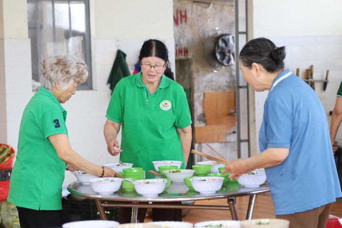 Nhóm Thiện Tâm Đà Lạt, phường Lâm Viên - Đà Lạt tổ chức nấu ăn thiện nguyện tại Hội Người mù tỉnh Lâm Đồng