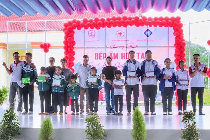 Câu lạc bộ Thiện nguyện Hòa Tâm (xã Tân Hà Lâm Hà) phối hợp tổ chức chương trình từ thiện tại Trung tâm Hỗ trợ phát triển giáo dục hòa nhập tỉnh