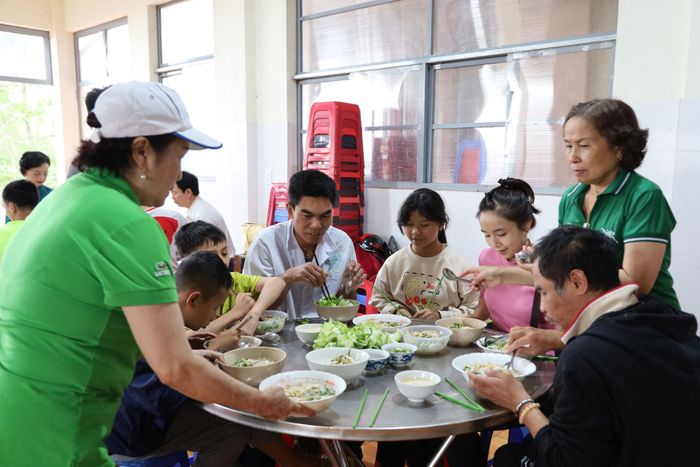 Khoảng 20 ngày một lần, nhóm Thiện Tâm Đà Lạt sẽ tổ chức nấu ăn tại các trung tâm, mái ấm, các cơ sở bảo trợ người yếu thế trên địa bàn