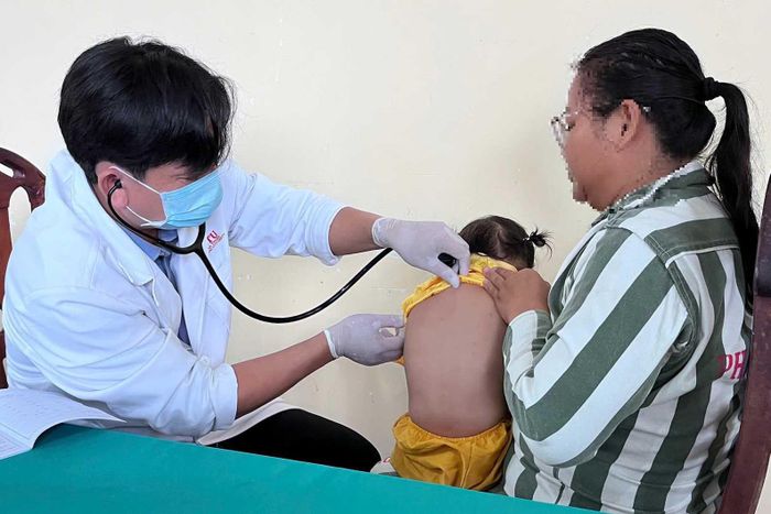 Khám tổng quát cho các cháu thiếu nhi con phạm nhân dưới 36 tháng tuổi đang ở cùng mẹ