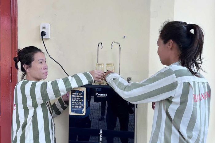 Ban Tổ chức tặng máy nước nóng lạnh dùng để pha sữa cho các cháu