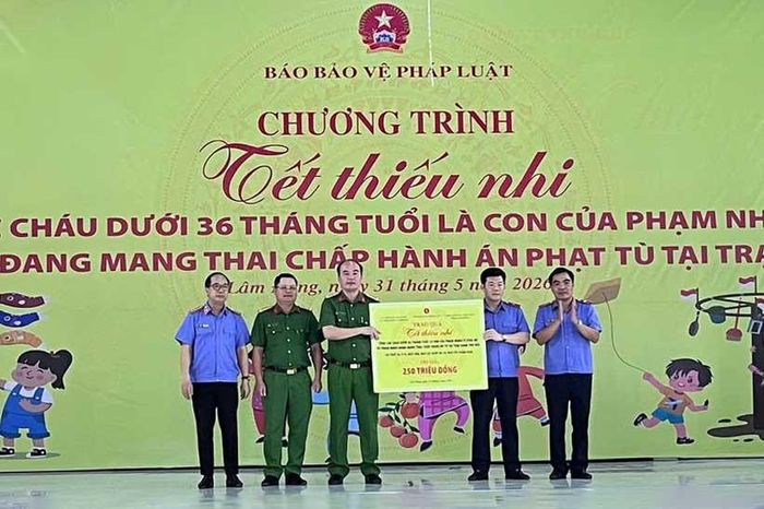 Trao bảng biểu trưng tặng quà cho các cháu thiếu nhi con phạm nhân, phạm nhân mang thai đang chấp hành án phạt tù tại Trại giam Thủ Đức